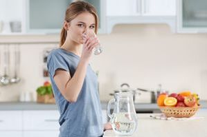 Consumul de apă pură pe o dietă de băut