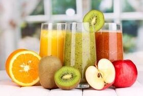 Sucuri proaspăt stoarse din legume, fructe sau fructe de pădure din meniul dietei de băut