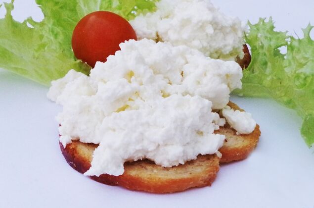 Brânză de vaci cu conținut scăzut de calorii - baza celei de-a cincea zile a dietei cu 6 petale