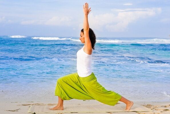 Asana războinică în yoga pentru întinderea eficientă a mușchilor umerilor și abdomenului